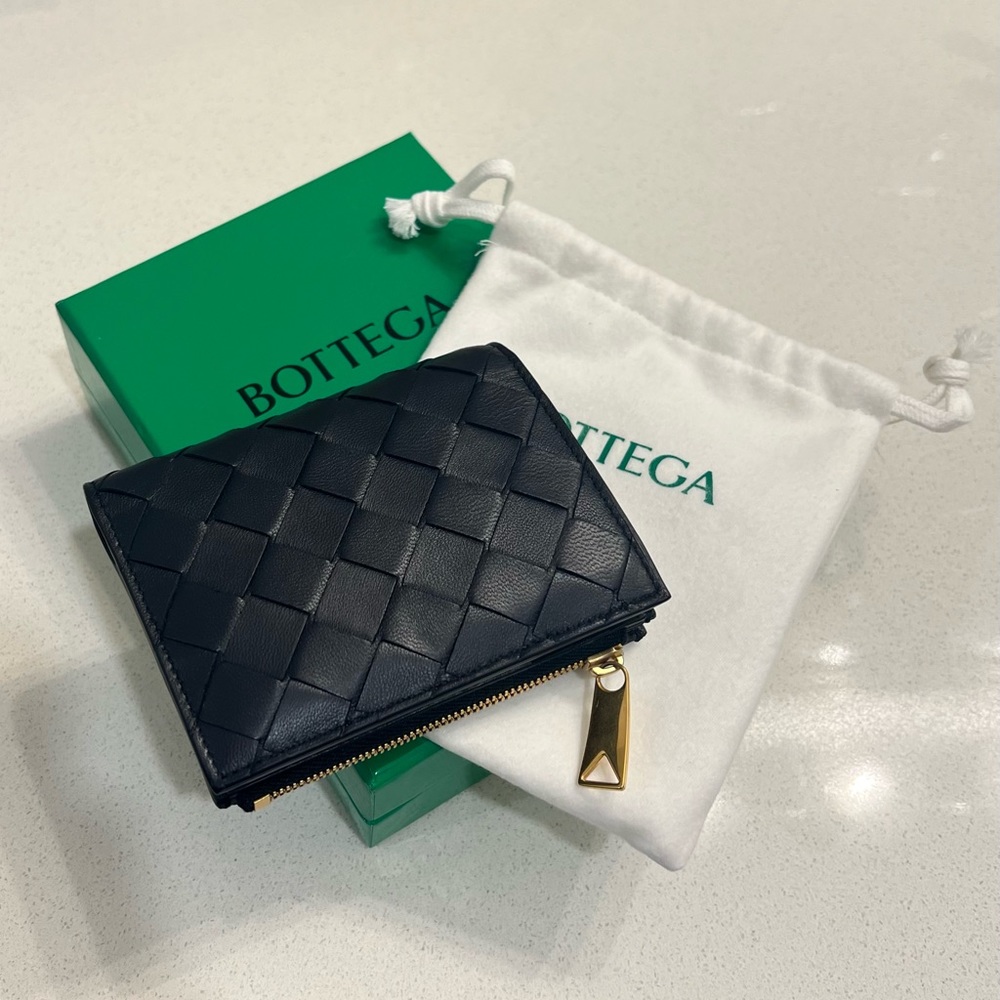Bottega Veneta Wallet, Small Intrecciato Bi-Fold Zip Wallet, 100% Authentic